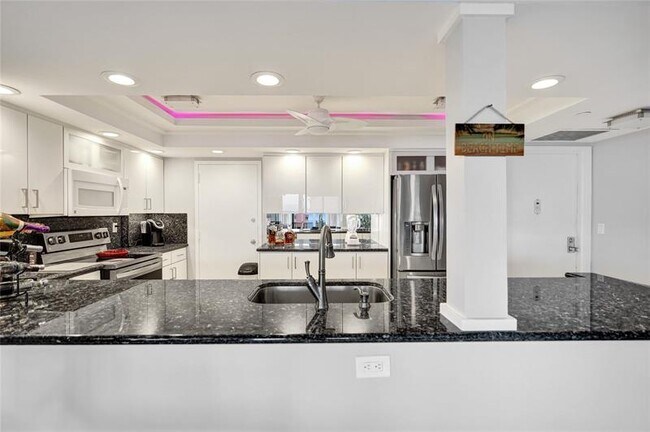 Building Photo - 1150 Hillsboro Mile