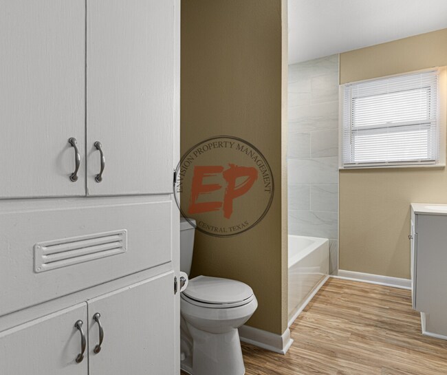 Building Photo - 817 Lawrence Dr