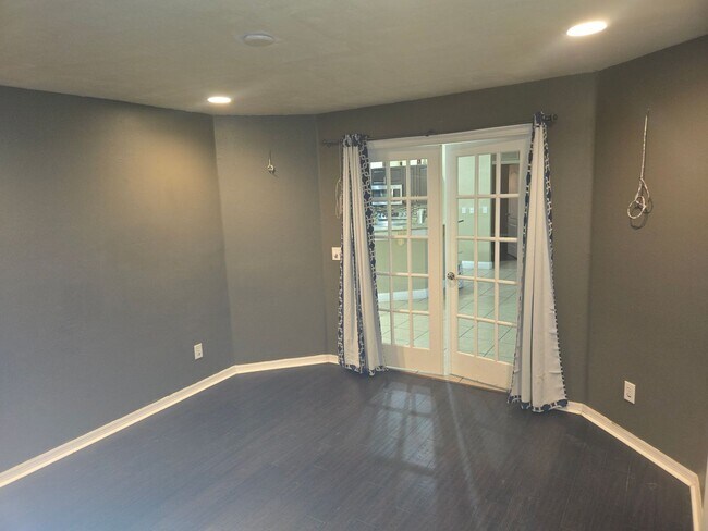Building Photo - Price Improved!!!!-Large Family Home-Great...