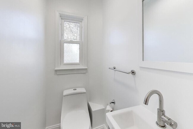 Building Photo - 3405 Carpenter St SE