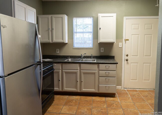 Building Photo - Super Cute 2Bed/1Bath Home for Lease! Available NOW!