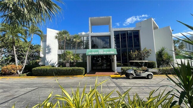 Building Photo - 800 Parkview Dr