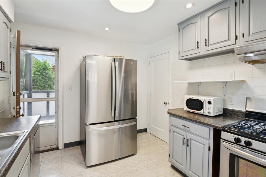 Building Photo - 4125 Tuxey Ave