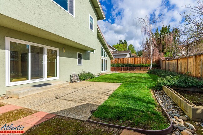 Building Photo - Gorgeous Home | Remodeled | Desirable Location