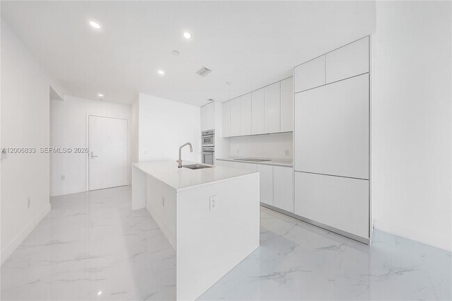 Building Photo - 700 NE 24th St