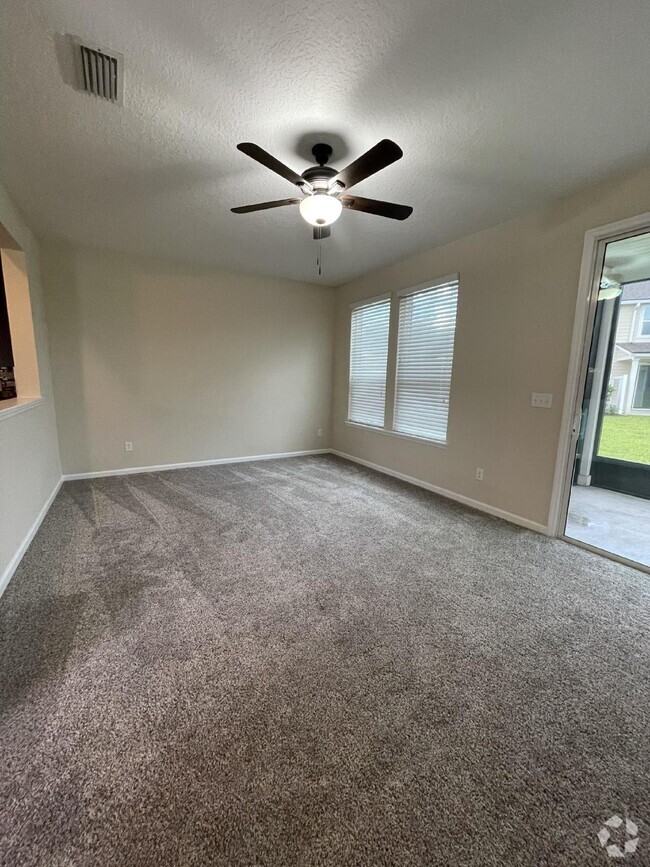 Building Photo - 3 bedroom 2 .5 bath townhome 2 car attache...