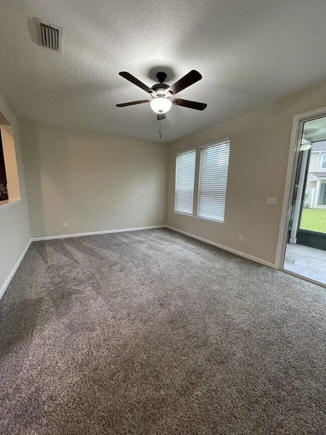 Building Photo - 3 bedroom 2 .5 bath townhome 2 car attached garage  in St. Johns county