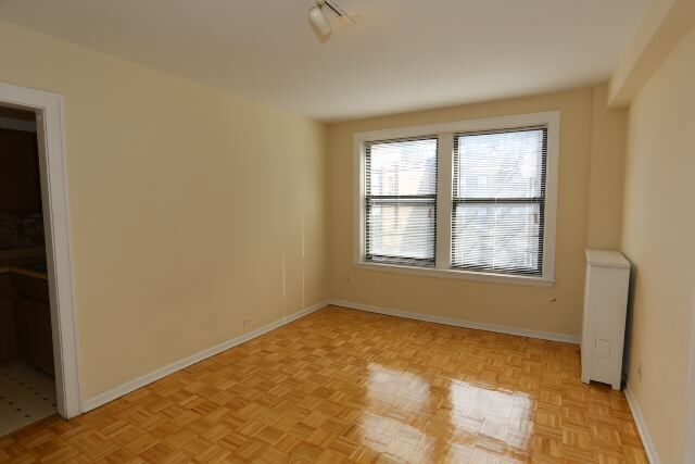 Building Photo - 629 W Belmont Ave