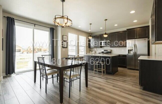 Building Photo - NO DEPOSIT option available for qualified ...