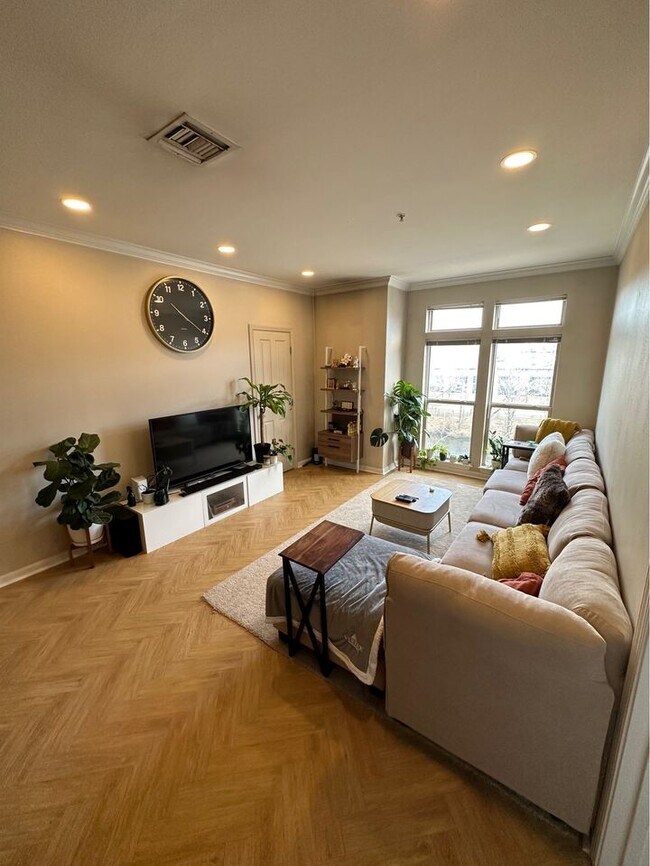 Building Photo - 903 Providence Pl