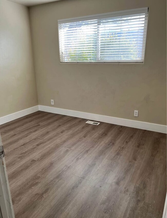 Building Photo - 1040 W 400 N
