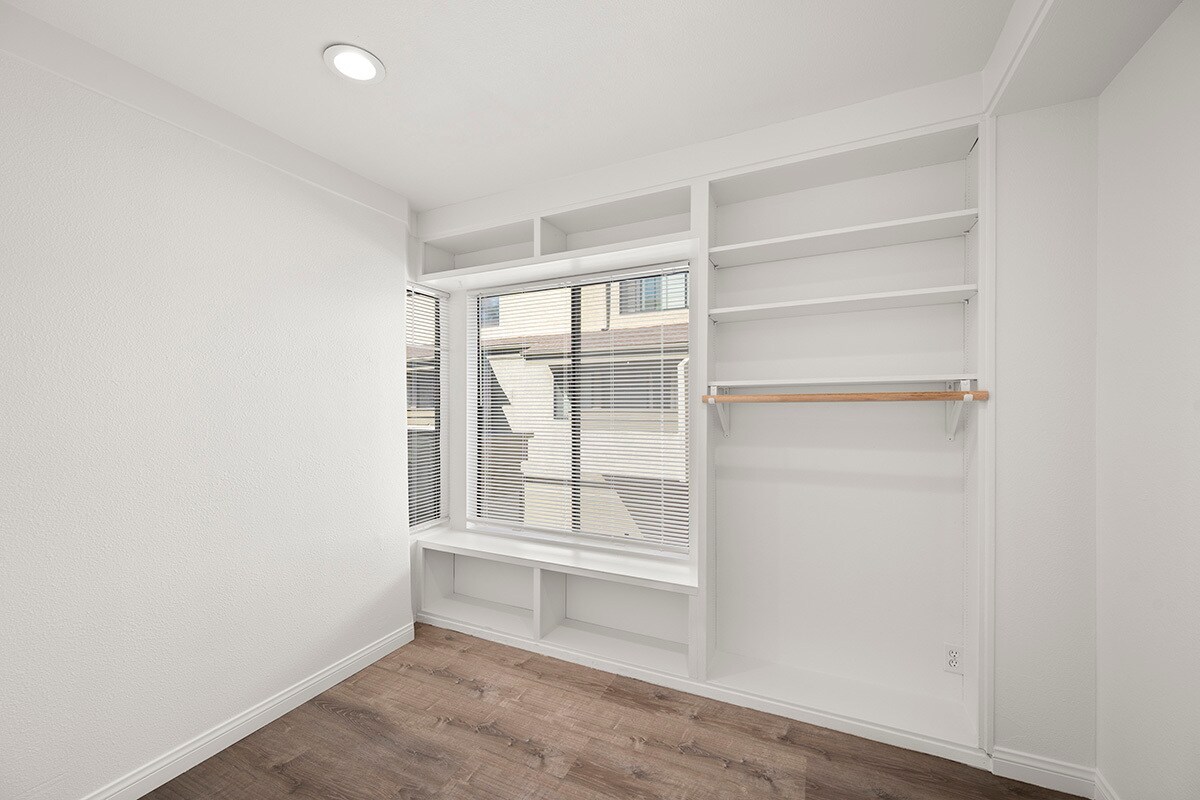 Building Photo - 3216 Caminito Eastbluff