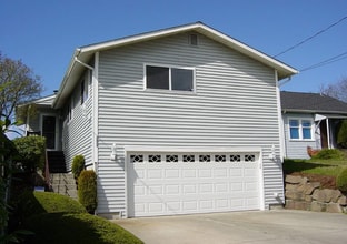 Building Photo - Remodeled 3BR Home Near DT Seattle – A/C, ...