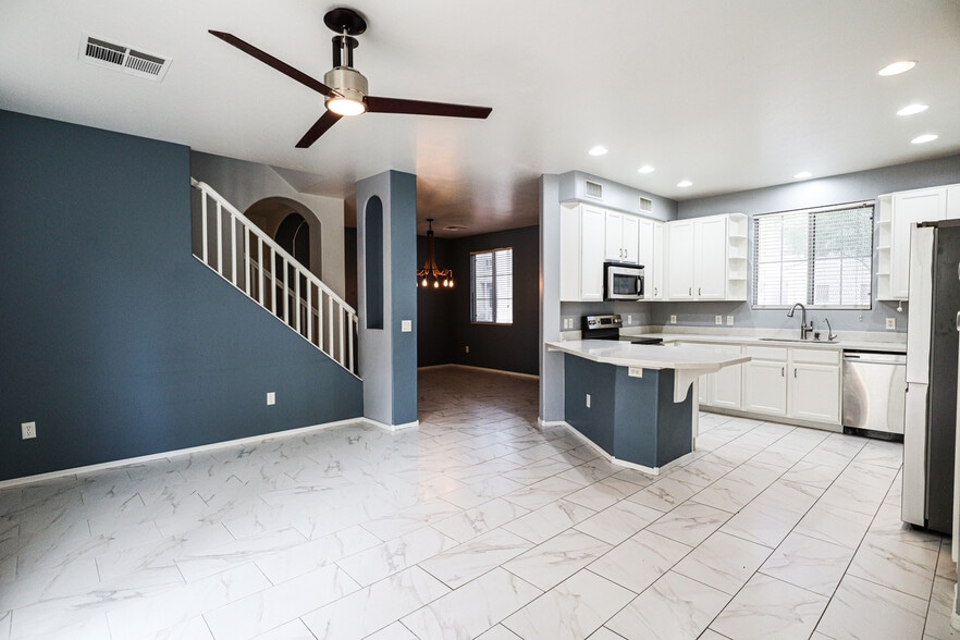 Building Photo - 207 E Mountain Sage Dr