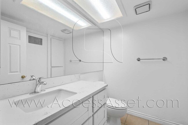 Building Photo - Spacious 2 Bed/2 Bath Home with Private Pa...