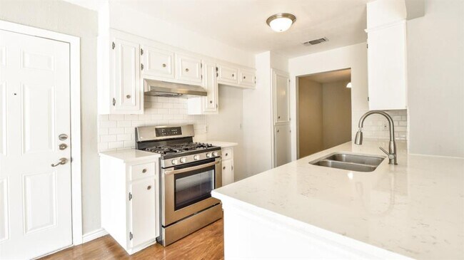 Building Photo - 910 Rocky Spring Rd