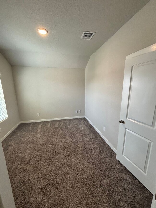 Building Photo - Lovely Townhome NW SA