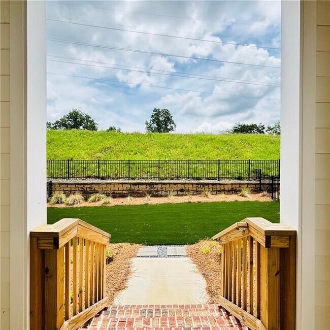 Building Photo - 657 SUMMIT HILL Way