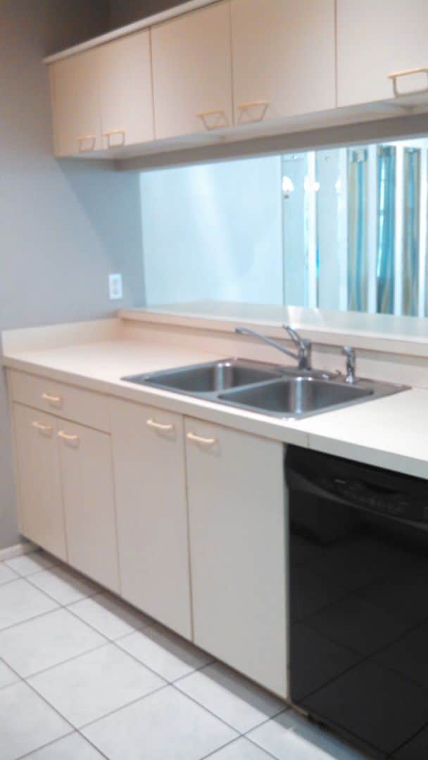 Building Photo - Charming 2 Bedroom 2 Bath Condo (Mirror Lake Condominiums)