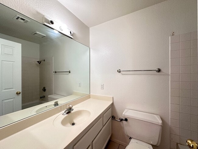 Building Photo - El Parque Condo