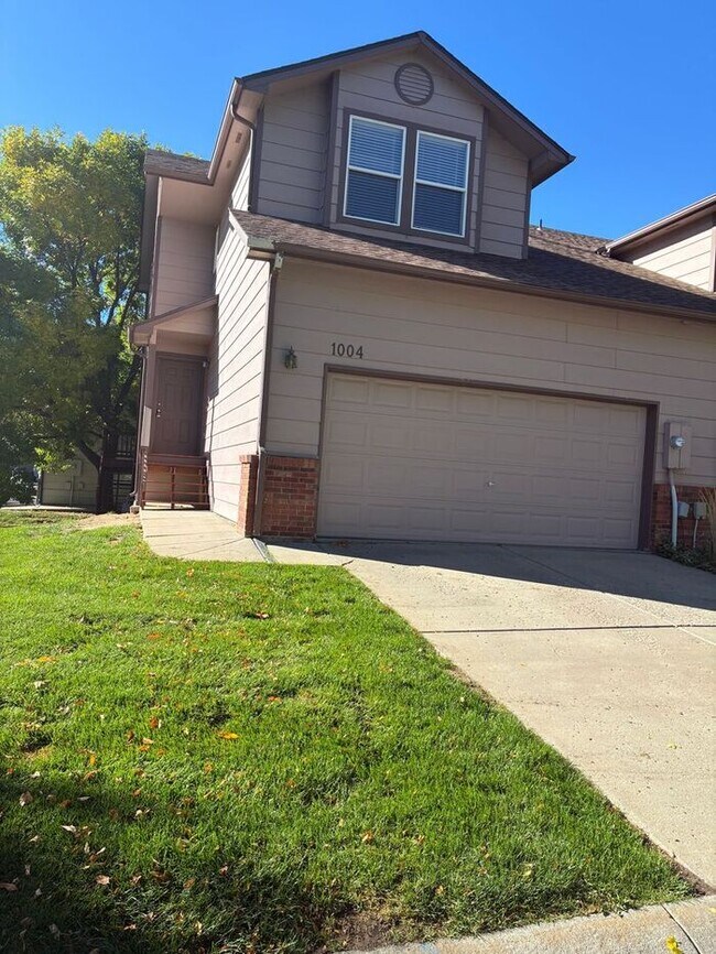 Building Photo - Beautiful 3 bedroom, 2.5 bath Townhome wit...