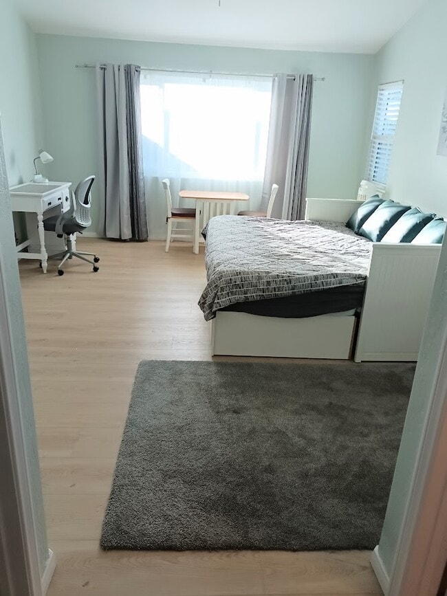 Building Photo - 1620-1624 York Dr