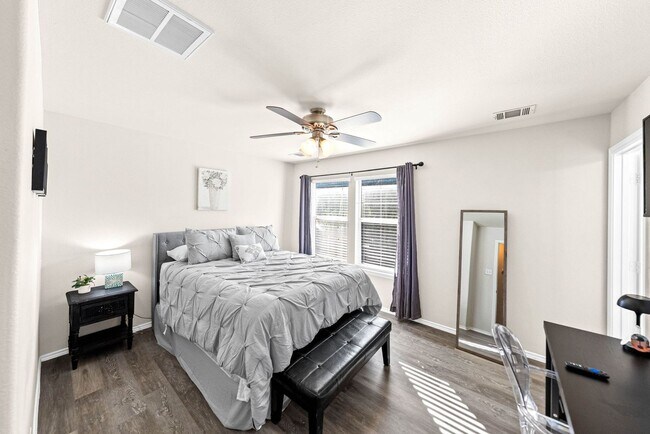 Building Photo - Downtown Home within Minutes from the Riverwalk & Alamodome ~ Large Corner Lot!
