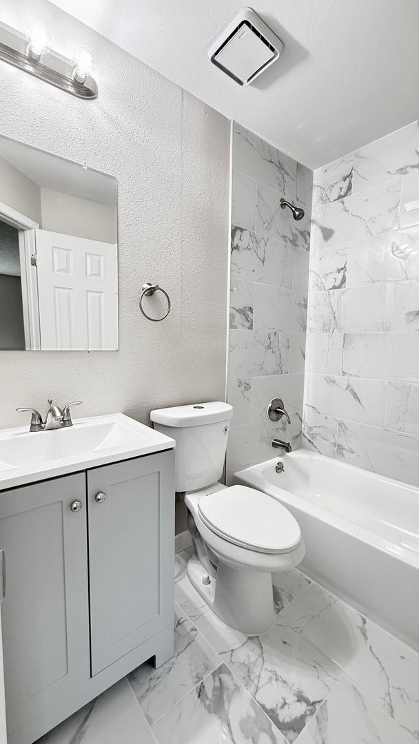 Building Photo - Fully Remodeled 2 Bedroom Townhome in Sout...
