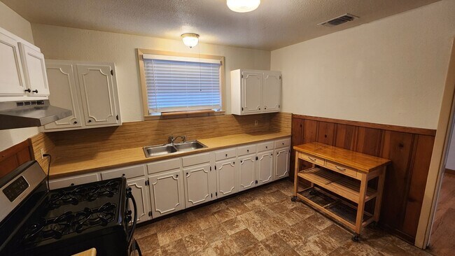 Building Photo - Charming 3-Bedroom Home in Highly Sought-A...