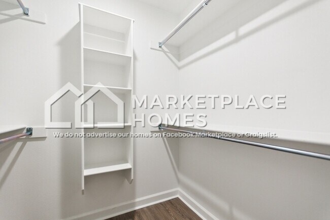 Building Photo - 814 W 21st St