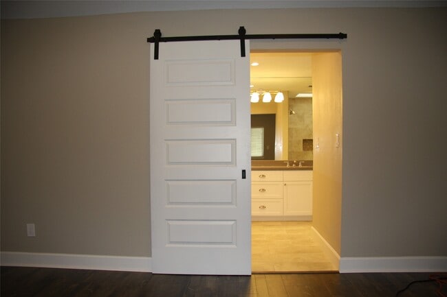 Building Photo - 2227 Highland Hills Dr