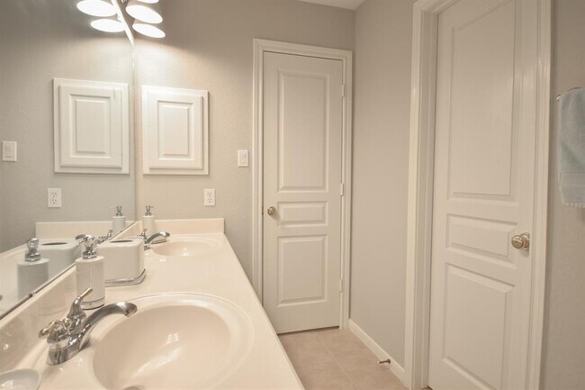 Building Photo - 7 E Shale Creek Cir