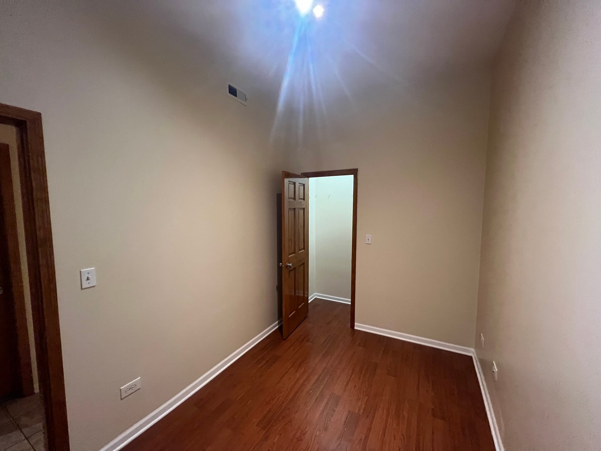 Building Photo - 2028 N Hamlin Ave