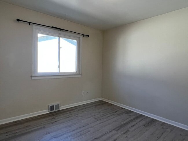 Building Photo - Spacious 2-BDR 2-BTH Duplex w/ Basement, G...