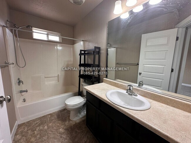 Building Photo - Townhome in Daybreak