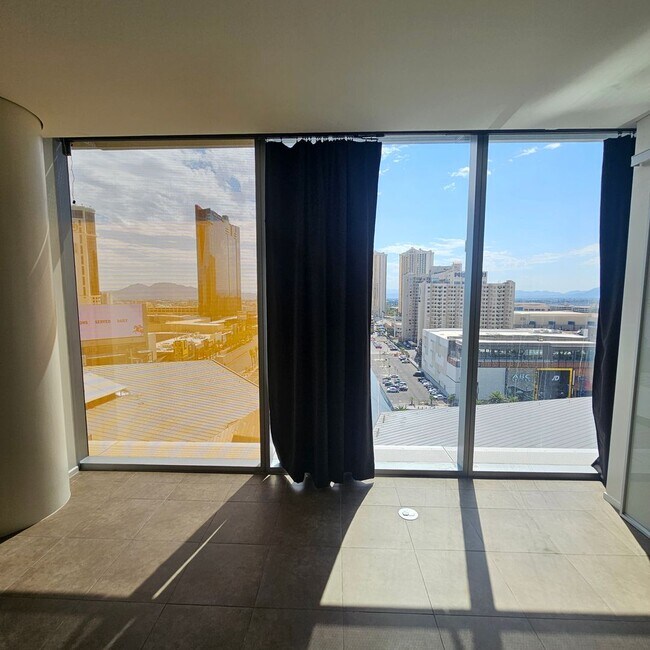 Building Photo - Gorgeous 1 bedroom over the Las Vegas Strip!