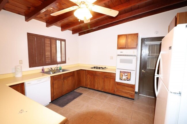 Building Photo - 3 Bedroom 2 Bathroom