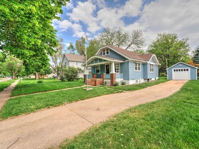 Building Photo - 3 Bedroom / 1 Bath Home with Washer/Dryer ...