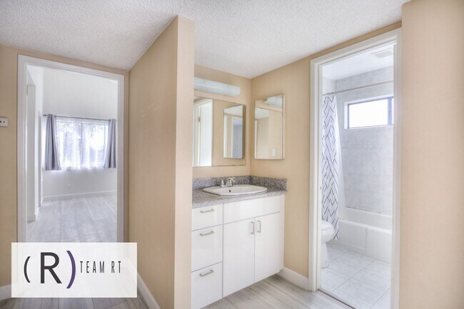 Building Photo - Gorgeous townhouse in a quiet 6-unit gated complex