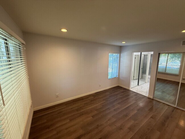 Building Photo - Modern 1-Bedroom Condo with Resort-Style A...