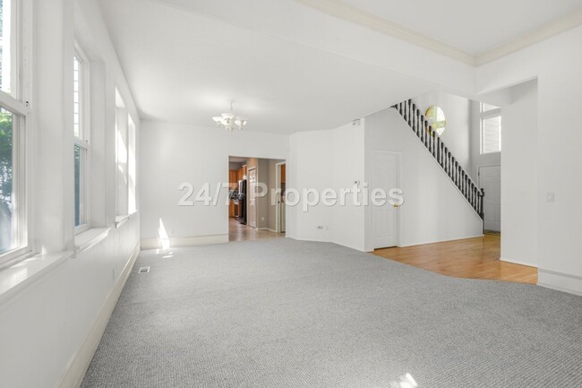 Building Photo - Inviting 3 BD | 2.5 BA Home w/ Massive Bac...