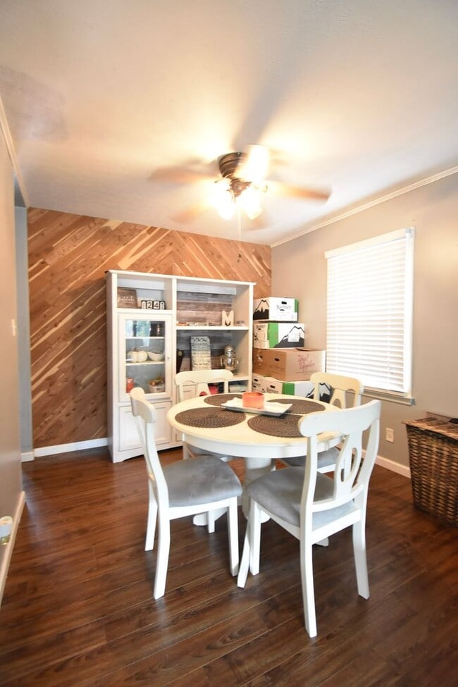 Building Photo - 3 Bedroom 2 Bath: Pets Considered