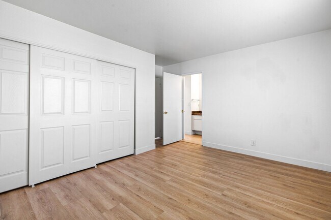Building Photo - SPACIOUS 3BEDROOM TOWNHOUSE IN 89103