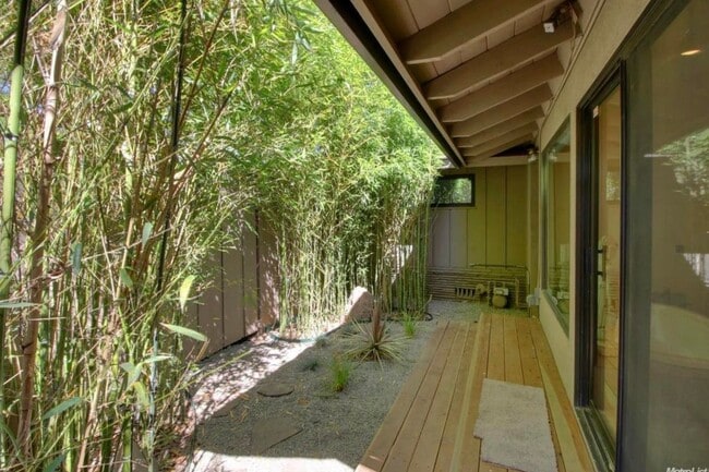 Building Photo - Elegant Fully Renovated 3/3 in Fair Oaks!