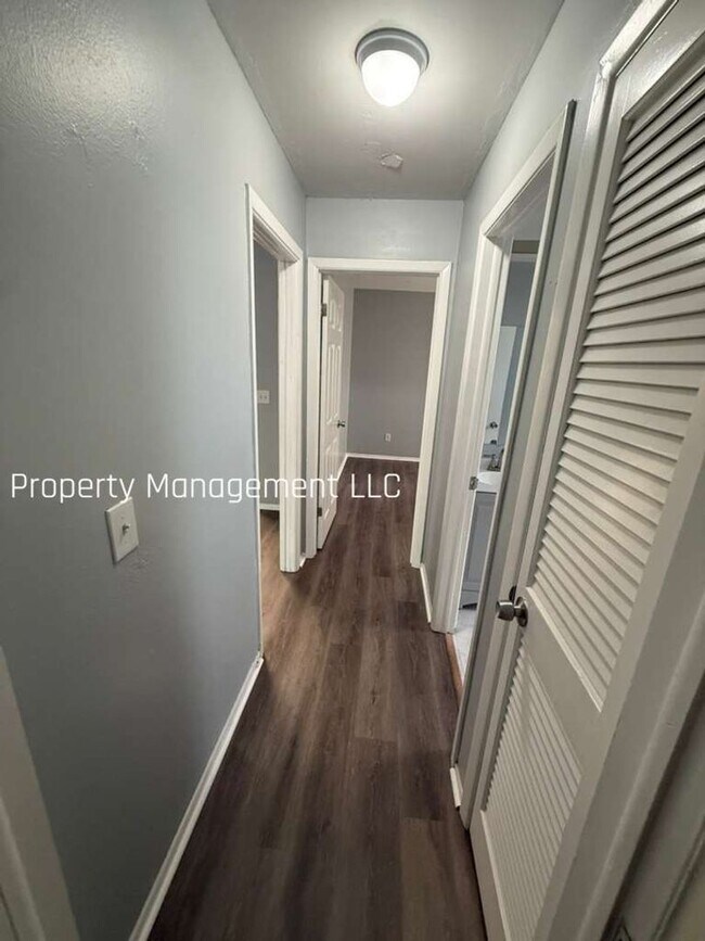 Building Photo - BEAUTIFUL REMODELED 3/2 IN CLEARWATER!! AVAILABLE FOR IMMEDIATE MOVE IN!!