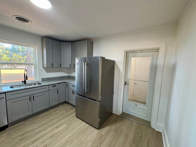 Building Photo - 889 W Main St