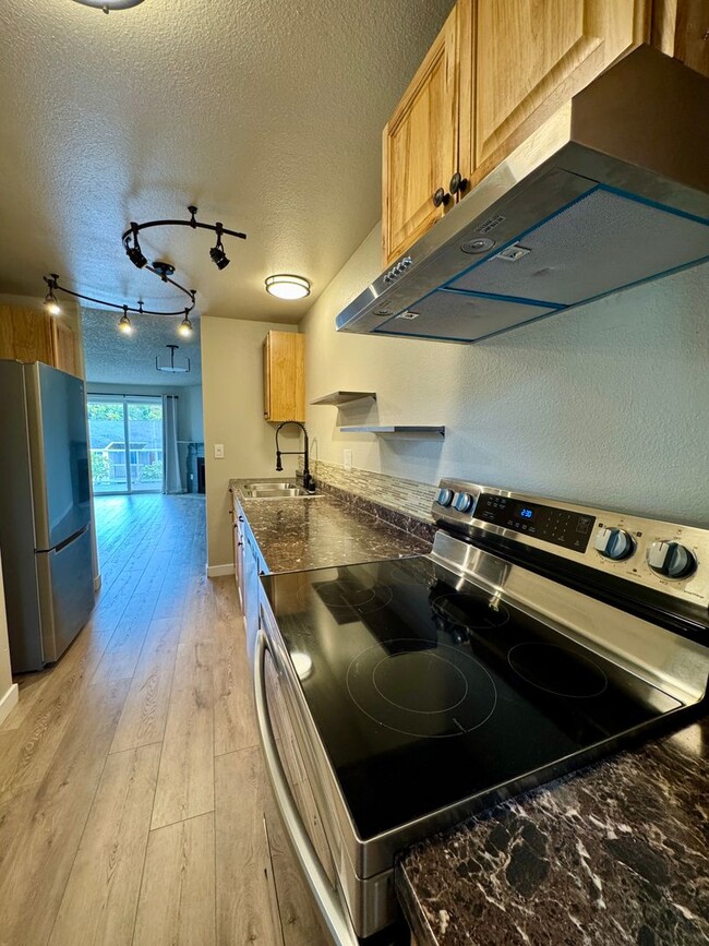 Building Photo - Downtown Poulsbo water view condo...comple...