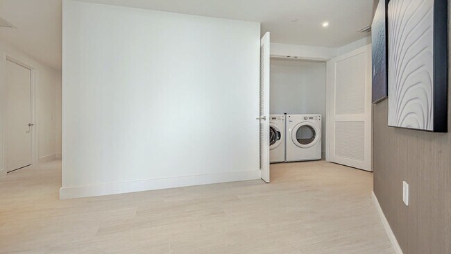 Building Photo - 4010 S Ocean Dr