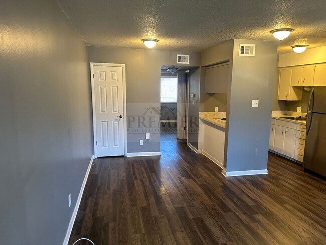 Building Photo - Updated 1 bed / 1 bath apartment - 60 West...