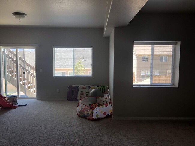 Building Photo - Newer 5bdrm + Office in D20 North Fork Wit...